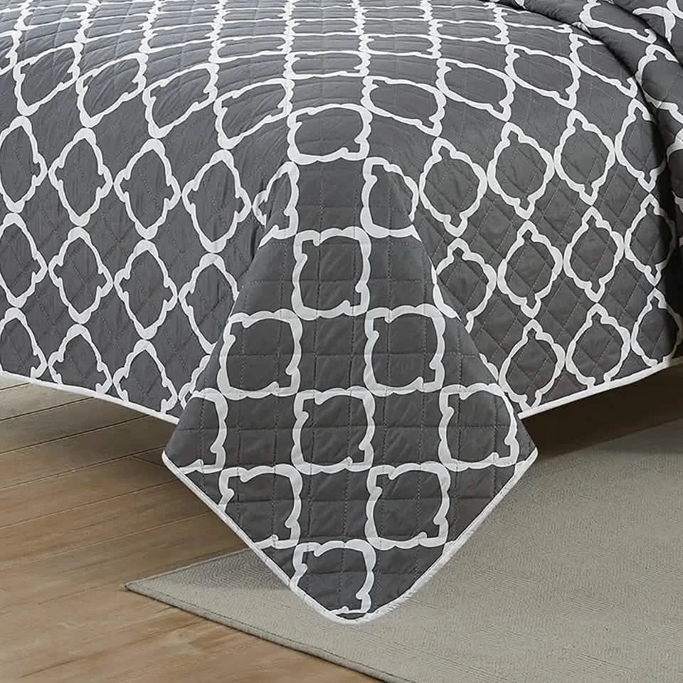 3-Piece Set: Bibb Home Printed Reversible Quilt Set - A-1 Thread Vault