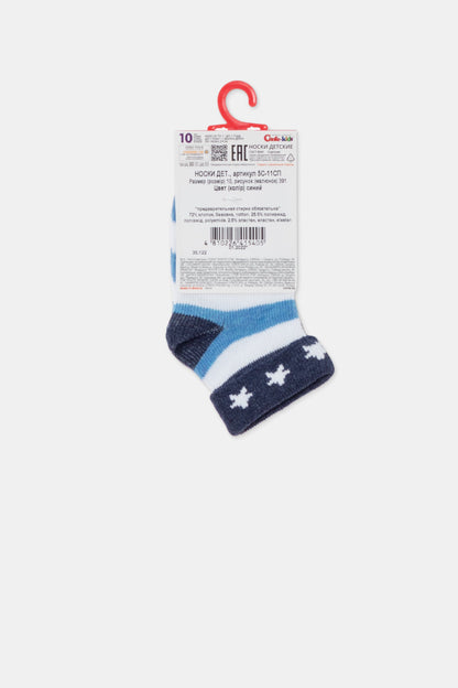 A pair of children's socks featuring horizontal stripes of light blue, dark blue, and white, with a dark blue cuff adorned with white star patterns and a light blue heel.